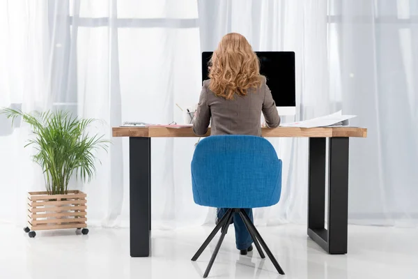 Back View Businesswoman Working Workplace Computer Screen Office — Stock Photo, Image