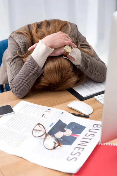 在办公室里用文件在工作场所睡觉的筋疲力尽的女商人的部分看法 — 图库照片