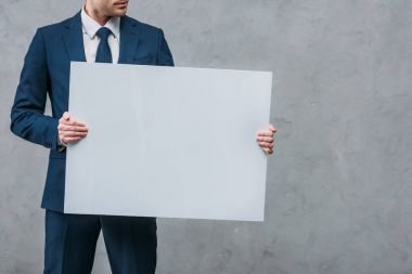Pano beton duvar önünde tutan işadamı kadeh kırpılmış