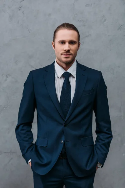 Junger Gutaussehender Geschäftsmann Schicken Anzug Vor Betonwand — Stockfoto