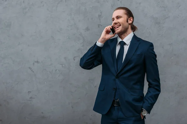 Jovem Homem Negócios Feliz Falando Por Telefone Frente Parede Concreto — Fotografia de Stock