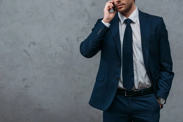 Recortado Disparo Guapo Hombre Negocios Hablando Por Teléfono —  Fotos de Stock