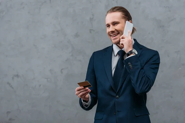 Joven Hombre Negocios Sonriente Con Tarjeta Crédito Teléfono Haciendo Shopping — Foto de stock gratis