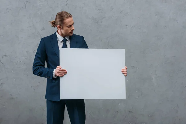 Ung Snygg Affärsman Håller Tom Styrelsen Framför Betongväggen — Stockfoto