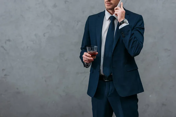 Tiro Cortado Homem Negócios Com Copo Uísque Falando Por Telefone — Fotografia de Stock