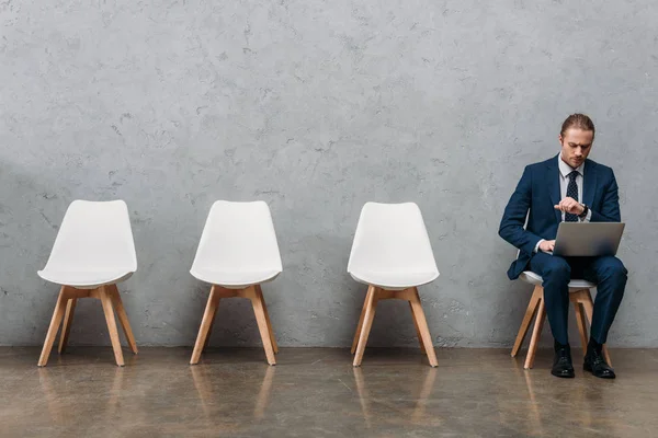 Joven Hombre Negocios Guapo Que Trabaja Con Ordenador Portátil Mientras — Foto de Stock