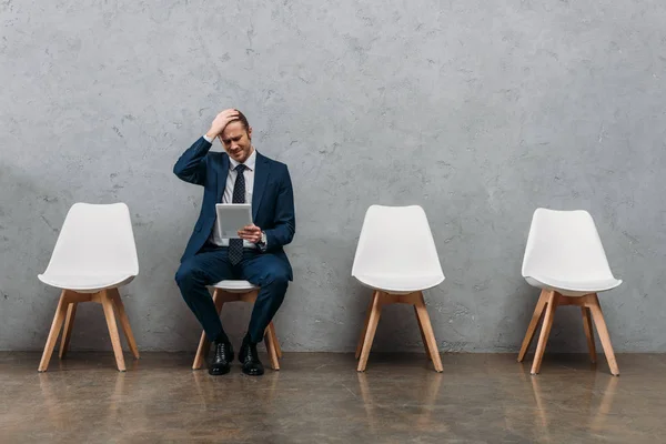 Frustrierter Geschäftsmann Sitzt Mit Tablet Auf Stuhl — Stockfoto