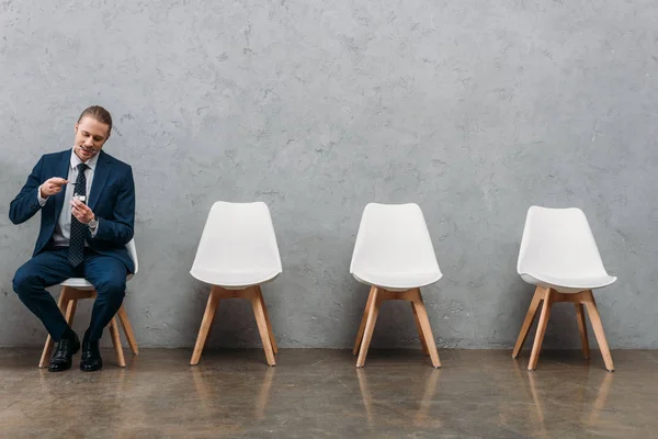 Μοναχικό Επιχειρηματίας Βραστό Ηρωίνης Κουτάλι Ενώ Κάθεται Στην Καρέκλα Κάτω — Φωτογραφία Αρχείου