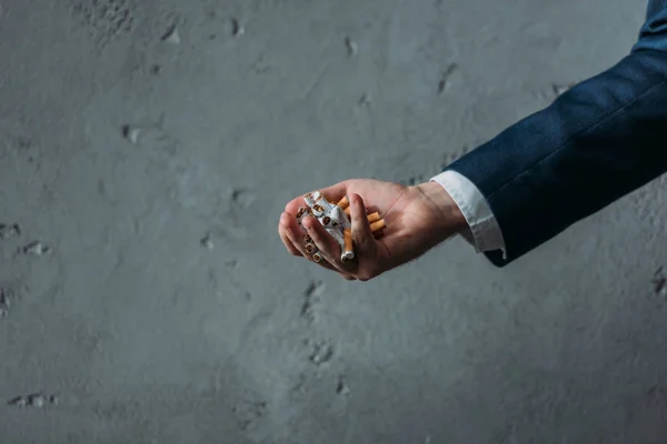 Beskuren Bild Mannen Hålla Brutna Cigaretter Hand — Gratis stockfoto