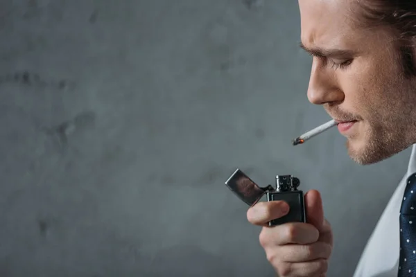 Detailní Portrét Člověka Kouření Cigaret Před Betonovou Zeď — Stock fotografie