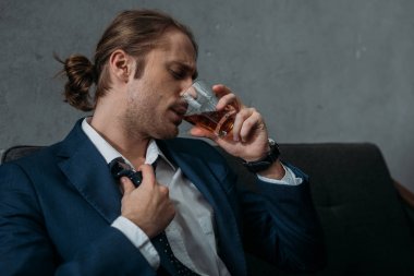 Genç alkol bağımlısı işadamı viski içme