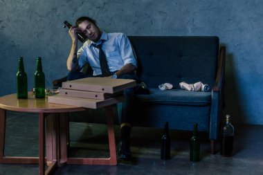 adam bira pizzayla işten sonra koltukta içme depresif alkol bağımlısı