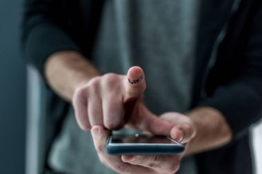 bir adam gibi işaret parmağına, telefonu bağımlılığı konsepti ile smartphone ekran dokunaklı kırpılmış atış