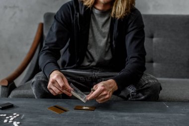 kredi kartı adam dökme kokain bağımlısı