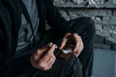doz bağımlı keş kokain kredi kartından koklama kırpılmış
