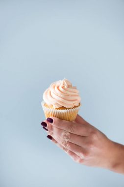cupcake elinde tutan kız kırpılmış görüntü gri izole