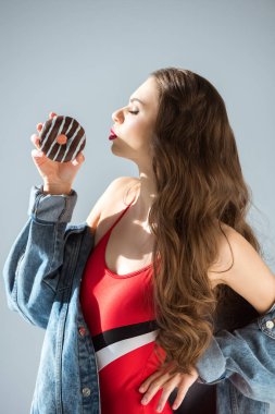 kırmızı mayo gri izole çörek öpüşme sexy kız yan görünüm