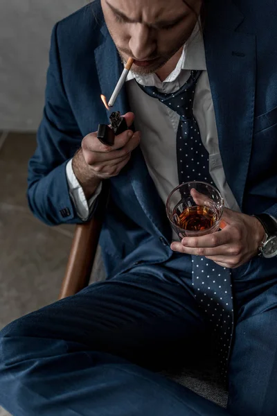 Vista Ángulo Alto Hombre Negocios Con Vaso Whisky Fumar Cigarrillo — Foto de Stock