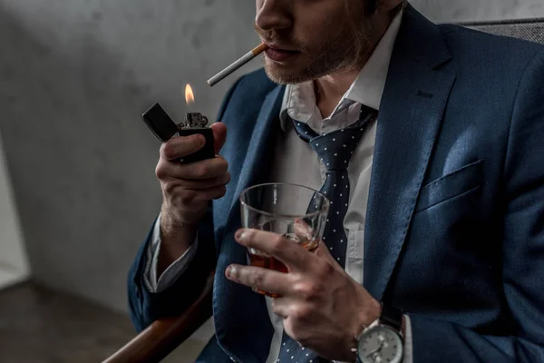 Recortado Tiro Hombre Negocios Con Vaso Whisky Fumar Cigarrillo — Foto de Stock