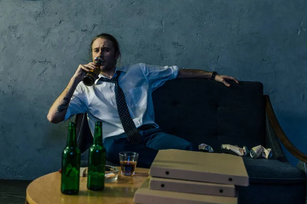 Dronken Alcohol Verslaafd Man Drinken Van Bier Met Pizza Bank — Stockfoto