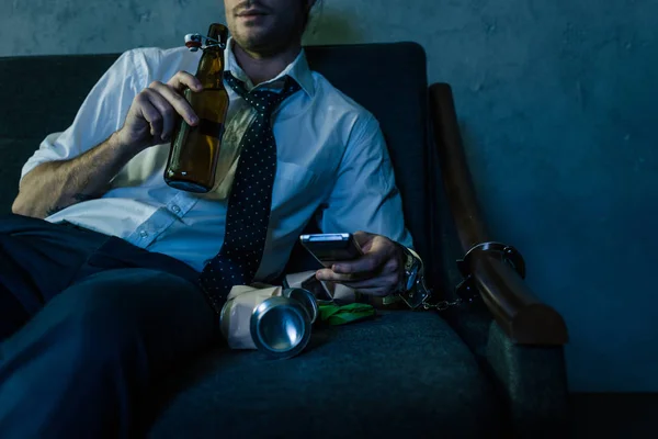 Schnappschuss Eines Alkoholabhängigen Mannes Weißen Hemd Der Nach Feierabend Fernsieht — Stockfoto