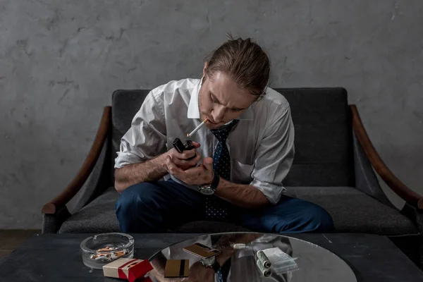 Homem Negócios Com Dependência Drogas Fumar Cigarro Acima Mesa Com — Fotografia de Stock