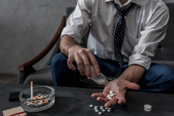 Hombre Negocios Con Adicción Las Drogas Verter Píldoras Mano Botella —  Fotos de Stock