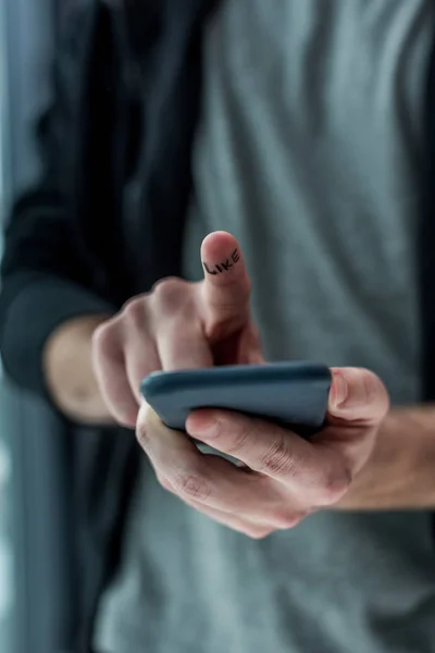 Обрезанный Снимок Человека Касающегося Экрана Смартфона Словами Пальце Концепция Зависимости — стоковое фото