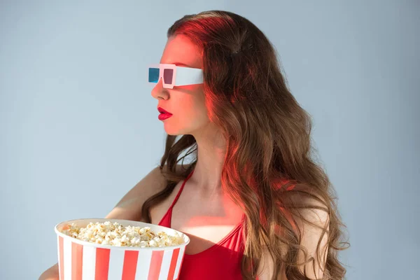 Boční Pohled Svůdné Dívky Brýlích Držení Popcornu Izolovaných Šedá — Stock fotografie