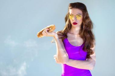 Sosisli sandviç gri tutan ultra violet mayo seksi çekici kız