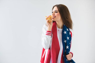 ABD bayrağı üzerinde beyaz izole patates kızartması yemek ile seksi gülümseyen kız
