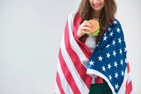 在美国的性感女孩的裁剪图像国旗持有汉堡在白色隔离 — 图库照片