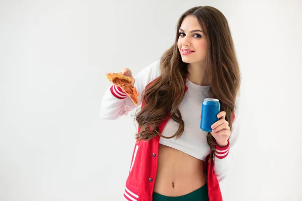 Sonriente Chica Sexy Chaqueta Béisbol Sosteniendo Pizza Puede Aislado Blanco — Foto de Stock