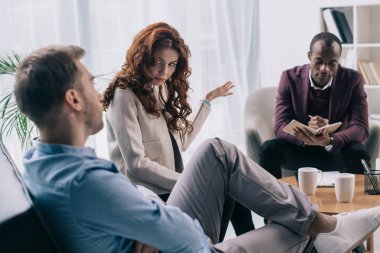 Psikiyatrist boşanmaktan çift ofisinde savunarak süre ders kitabı yazma