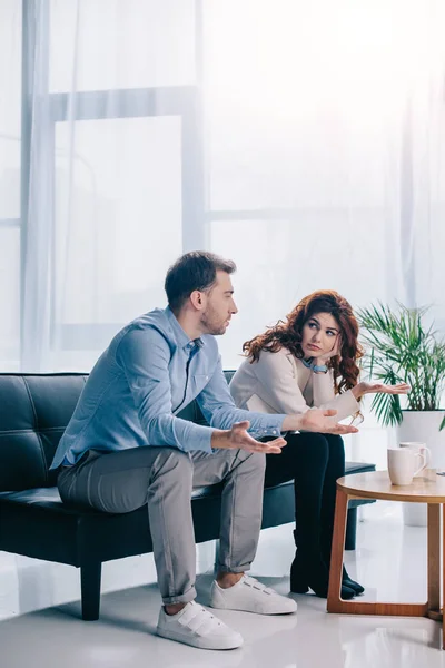 Divorcing Young Couple Arguing Psychiatrist Office — Stock Photo, Image