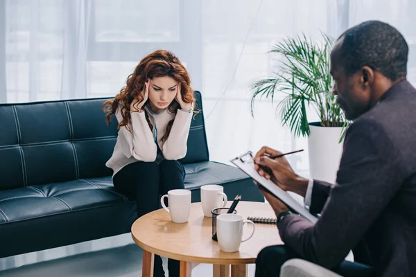 Upset Young Woman Couch Psychotherapist Writing Clipboard — Stock Photo, Image