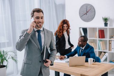 telefon ofis üzerinde konuşuyor