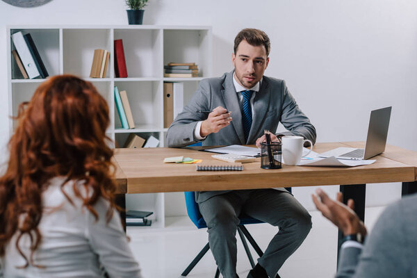 Представители бизнеса встретились в современном офисе
