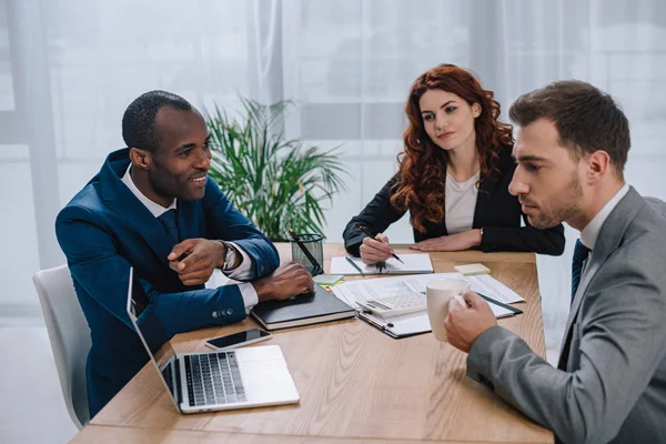 Team Van Zakenpartners Aan Tafel Zitten Met Laptop — Stockfoto