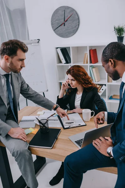 Colegas Multiétnicos Que Tienen Reunión Negocios Oficina Moderna — Foto de Stock