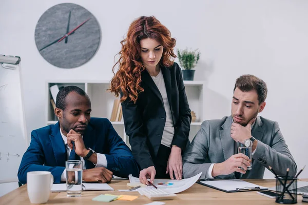 Vrouwelijke Financieel Adviseur Presentatie Tonen Aan Zakelijke Partners Kantoor — Stockfoto