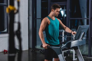 yakışıklı sporcu spor salonunda treadmill eğitim
