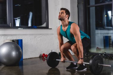güçlü sporcu spor salonunda barbell ile eğitim