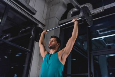 güçlü sporcu spor salonunda karşılıklı eğitimlerde sırasında halter kaldırma