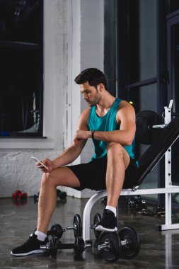 dinlenme ve spor Merkezi'nde smartphone kullanarak sporcu
