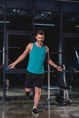 kardiyo egzersizi ile ip atlama yapıyor sporcu