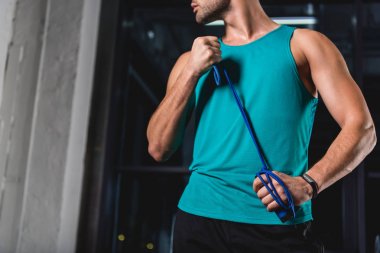 ip atlama spor merkezinde tutarak sporcu görünümünü kırpılmış