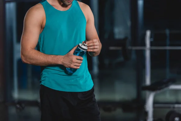 Cropped View Sportsman Holding Sport Bottle Water Gym — Free Stock Photo