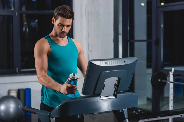 Sportsman Holding Sport Bottle While Jogging Treadmill Gym — Stock Photo, Image