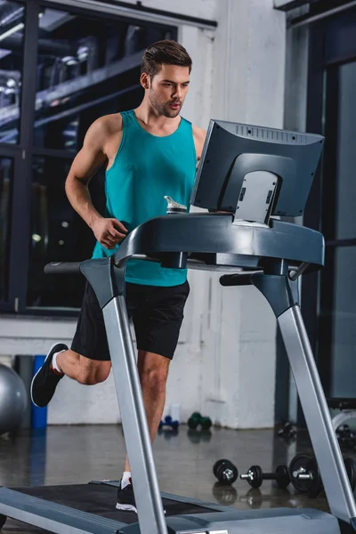 Sportlicher Mann Läuft Auf Laufband Sportzentrum — Stockfoto